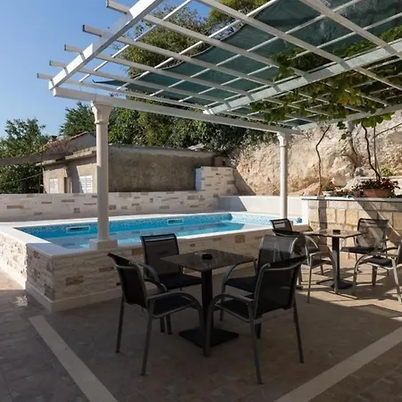 Kusalo - Double With Patio And Shared Bathroom Apartament